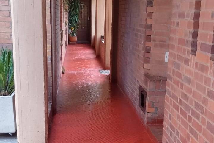 Pasillo de acceso a las casas en Horizontes